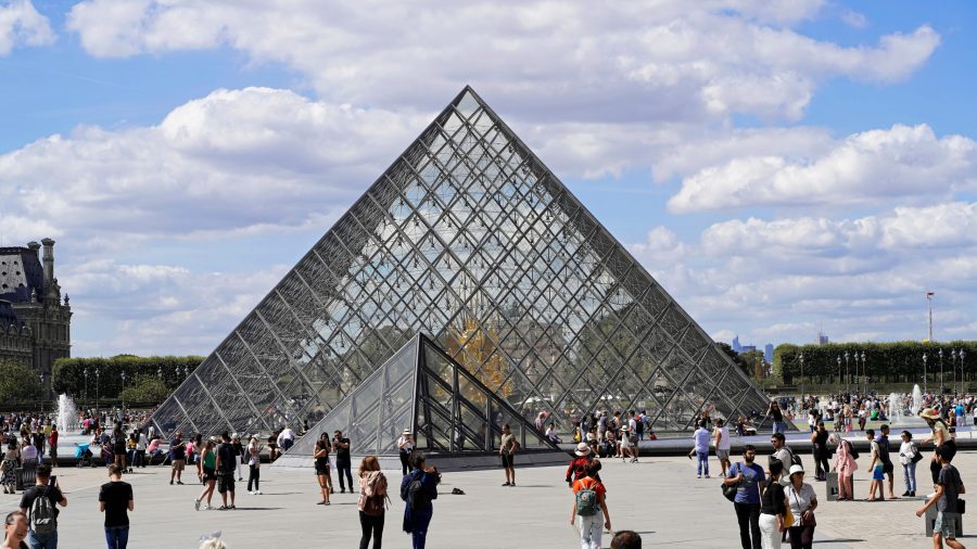 Glaspyramide im Innenhof des Palais du Louvre, Paris, Frankreich, Europa, Menschen laufen zwischen den Gebäuden und der Glaspyramide des Louvre in Paris bei sonnigem Wetter, Europa